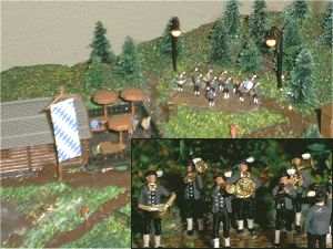 Platzkonzert bei der Wanderh�tte - Im Untergrund der B�hne sind Lautsprecher eingebaut und Blas-Musik wird eingespielt