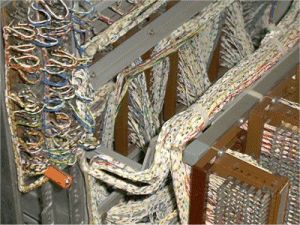 Alte Technik: Flachrelais-Gestell mit Verteilereinheiten