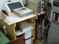 �berall gestapelte Elektronik-Baugruppen